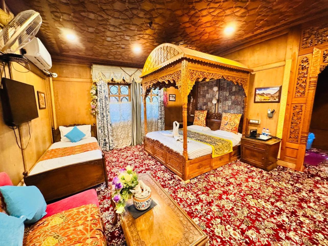 Crown Of India Group Of Houseboats Hotel Srinagar  Exterior photo