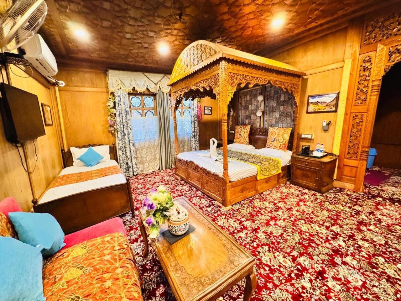 Crown Of India Group Of Houseboats Hotel Srinagar  Exterior photo
