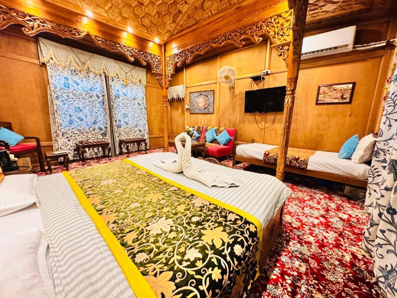 Crown Of India Group Of Houseboats Hotel Srinagar  Exterior photo