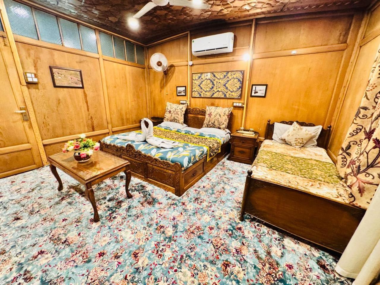 Crown Of India Group Of Houseboats Hotel Srinagar  Exterior photo