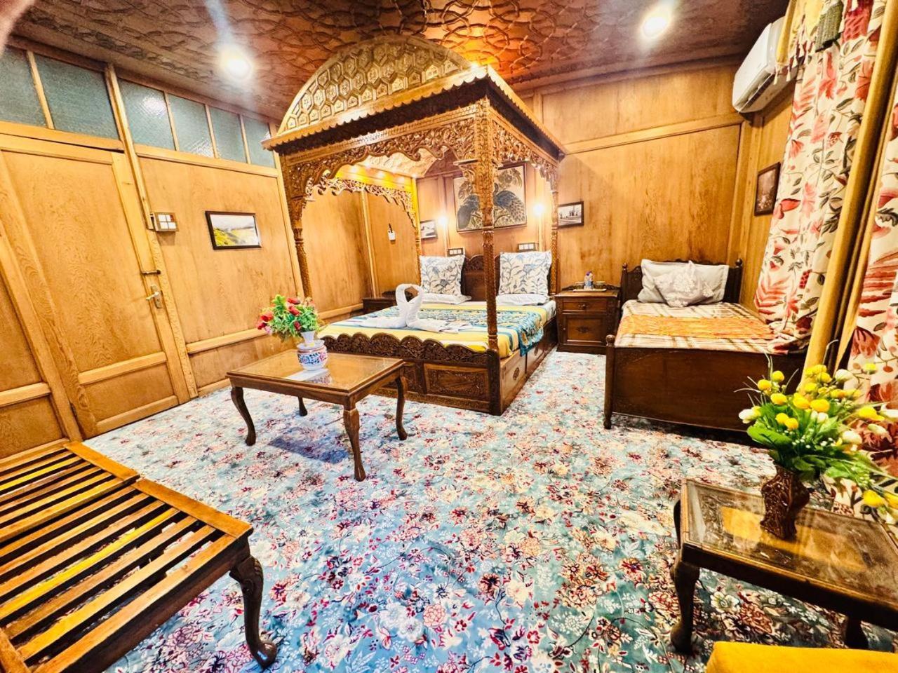 Crown Of India Group Of Houseboats Hotel Srinagar  Exterior photo