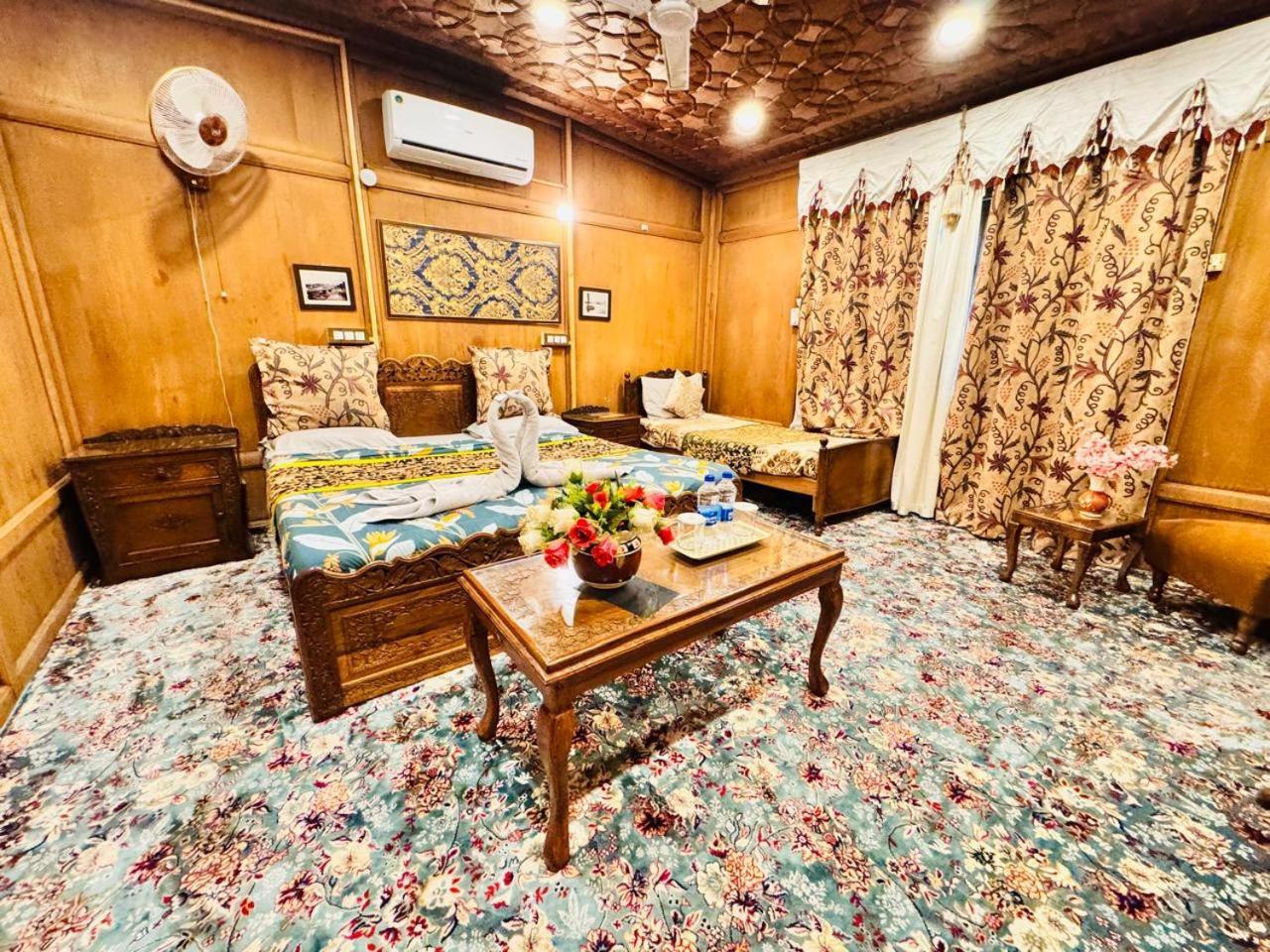 Crown Of India Group Of Houseboats Hotel Srinagar  Exterior photo
