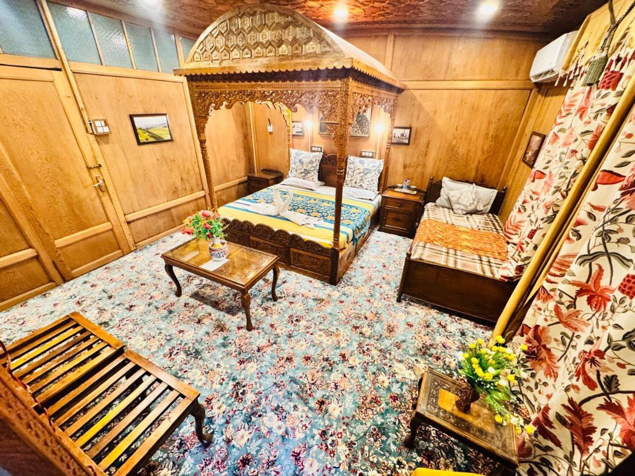 Crown Of India Group Of Houseboats Hotel Srinagar  Exterior photo