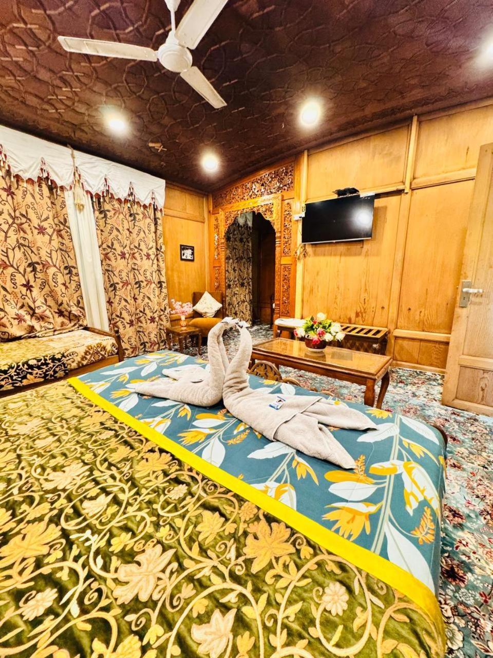 Crown Of India Group Of Houseboats Hotel Srinagar  Exterior photo